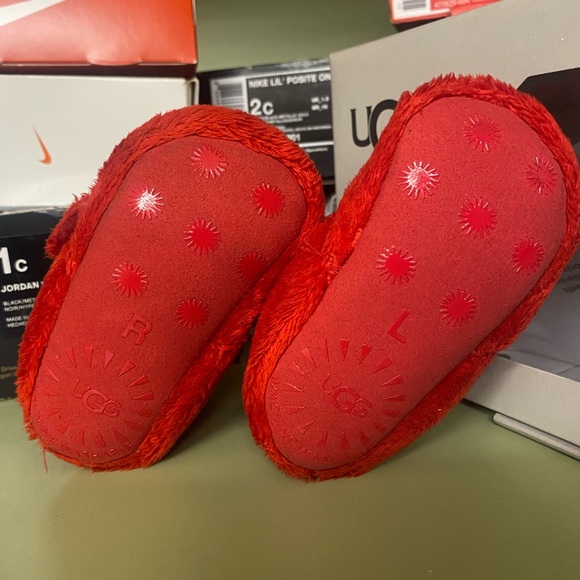 Ugg - Picture 4 of 5